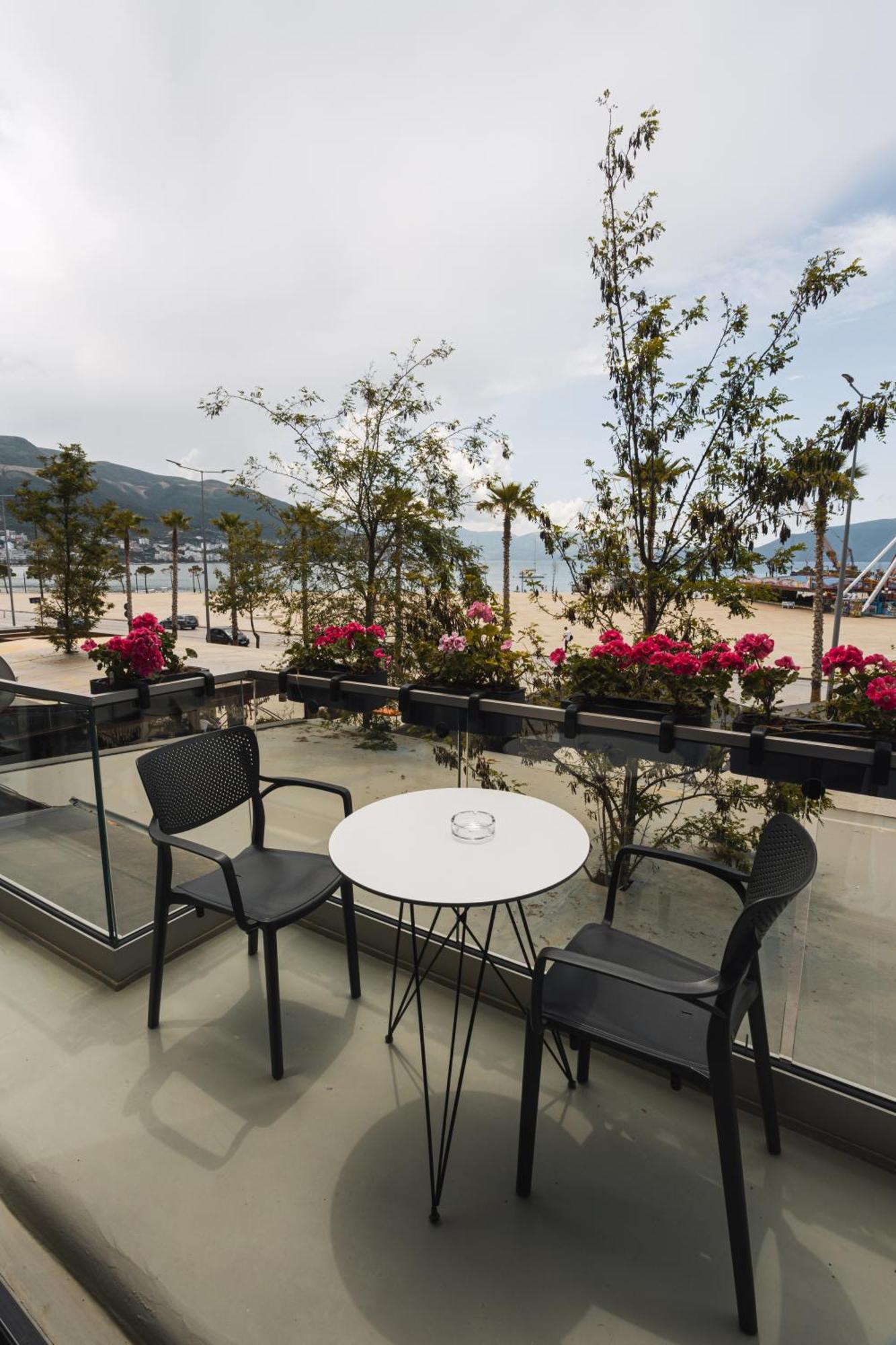 Dot Tradition Vlorë Extérieur photo
